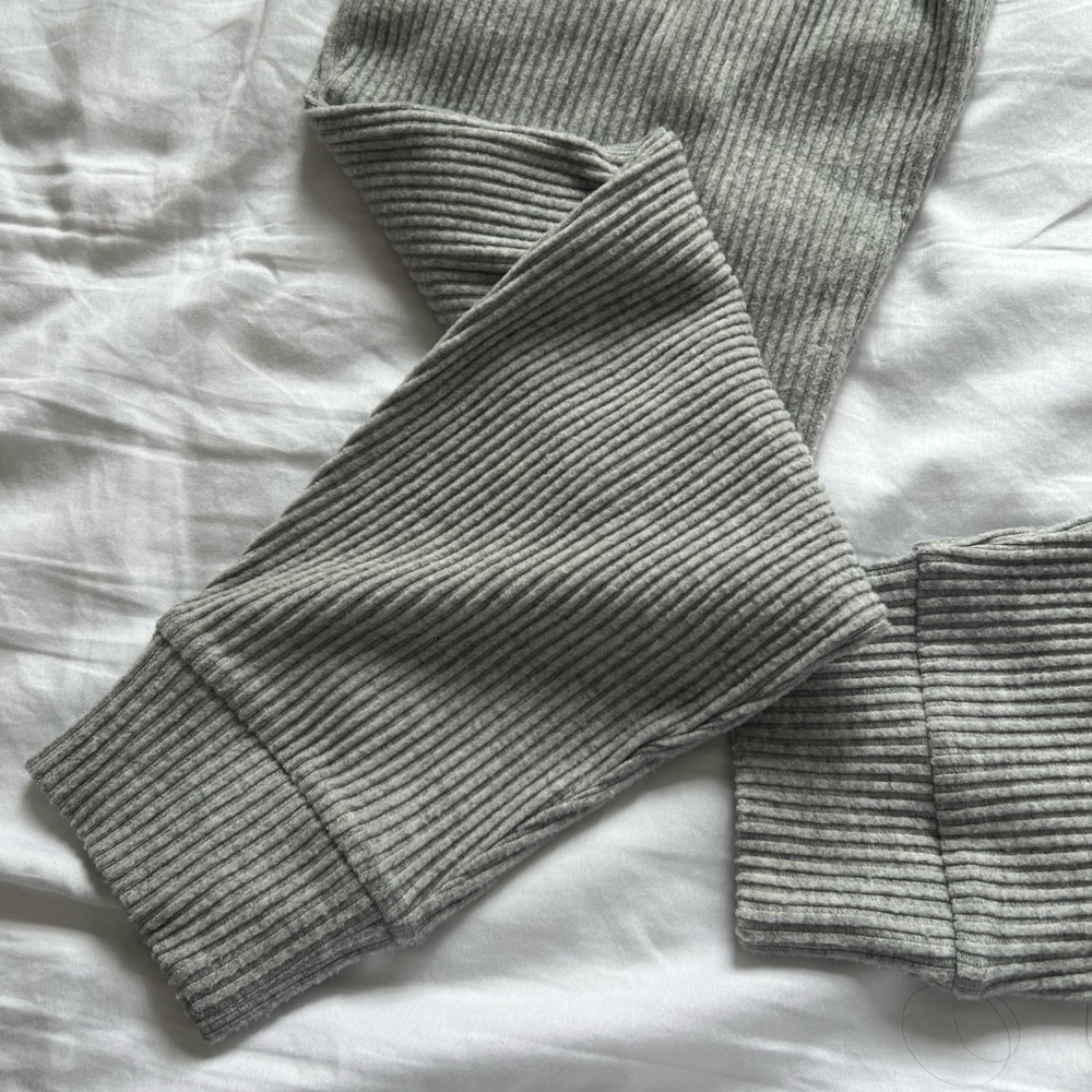 ALO Yoga Gray Ribbed Sweatpants - Picture 4 of 5